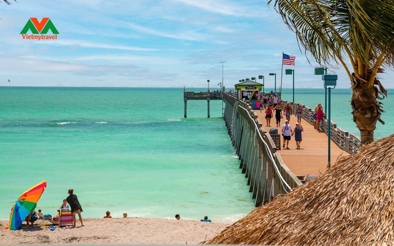 Bãi biển Siesta Key với cát trắng mịn và nước biển trong xanh, điểm đến lý tưởng khi du lịch nước Mỹ vào mùa hè