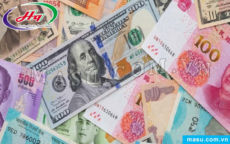 Bản đồ thế giới với các đồng tiền tệ khác nhau, tượng trưng cho tỷ giá quy đổi 500 nghìn đô la Mỹ so với các ngoại tệ quốc tế