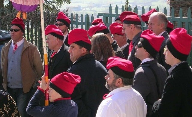Bản sắc văn hóa của Catalonia thể hiện qua trang phục truyền thống và kiến trúc độc đáo