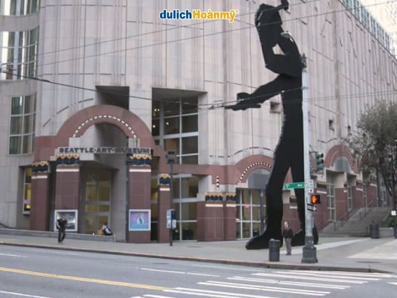 Bên ngoài Viện Bảo tàng Nghệ thuật Seattle với kiến trúc độc đáo, biểu trưng cho sự phát triển văn hóa và giáo dục, yếu tố quan trọng thu hút nhân tài và giao lưu kinh tế.