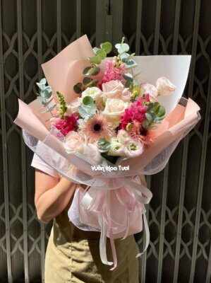 Bó hoa hồng rực rỡ, điểm nhấn cho bộ ảnh kỷ yếu thêm phần ý nghĩa