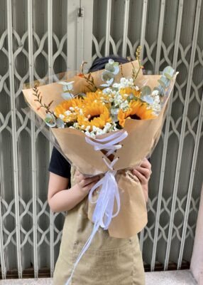 Bó hoa hướng dương tươi sáng, mang thông điệp lạc quan cho ngày kỷ yếu