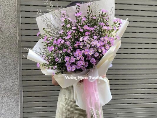 Bó hoa thạch thảo tím dịu dàng, gói trọn tình bạn thủy chung ngày kỷ yếu