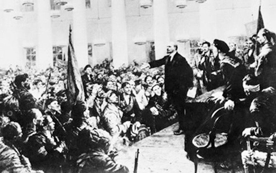 Bức chân dung của V.I. Lenin, nhà lãnh đạo của Cách mạng Tháng Mười Nga và người sáng lập Liên bang Xô Viết, tượng trưng cho sự khởi đầu của một kỷ nguyên mới và mô hình nhà nước xã hội chủ nghĩa đầu tiên.
