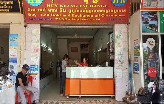 Các tờ tiền Riel Campuchia được sắp xếp và đếm cẩn thận, minh họa cho việc giao dịch tiền tệ