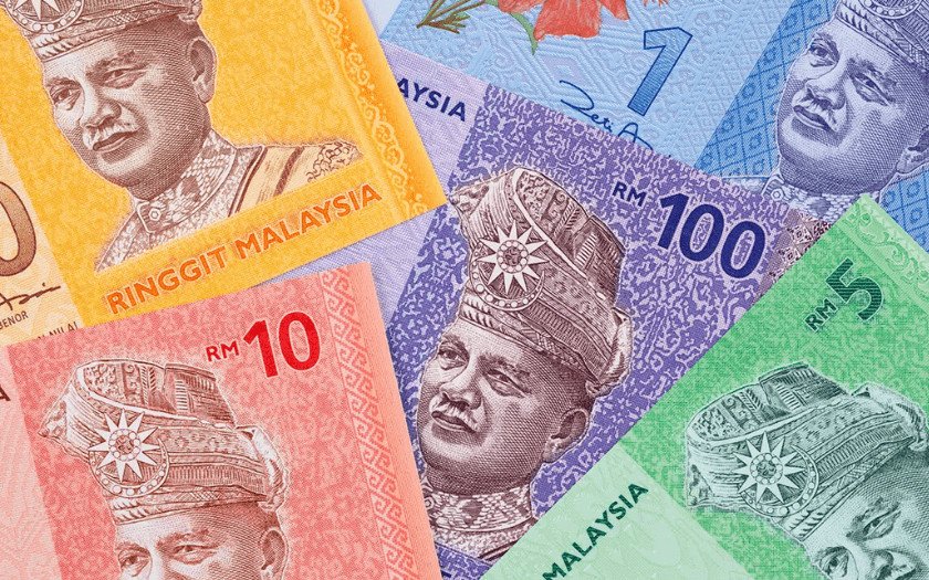 Các tờ tiền Ringgit Malaysia với mệnh giá khác nhau, đại diện cho tiền tệ quốc gia