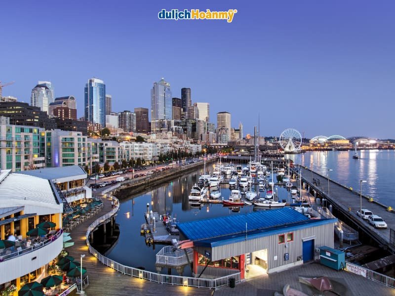 Cảng Seattle với nhiều tàu container, biểu tượng của hoạt động xuất nhập khẩu sầm uất, thể hiện lợi thế giao lưu kinh tế quốc tế của Hoa Kỳ.