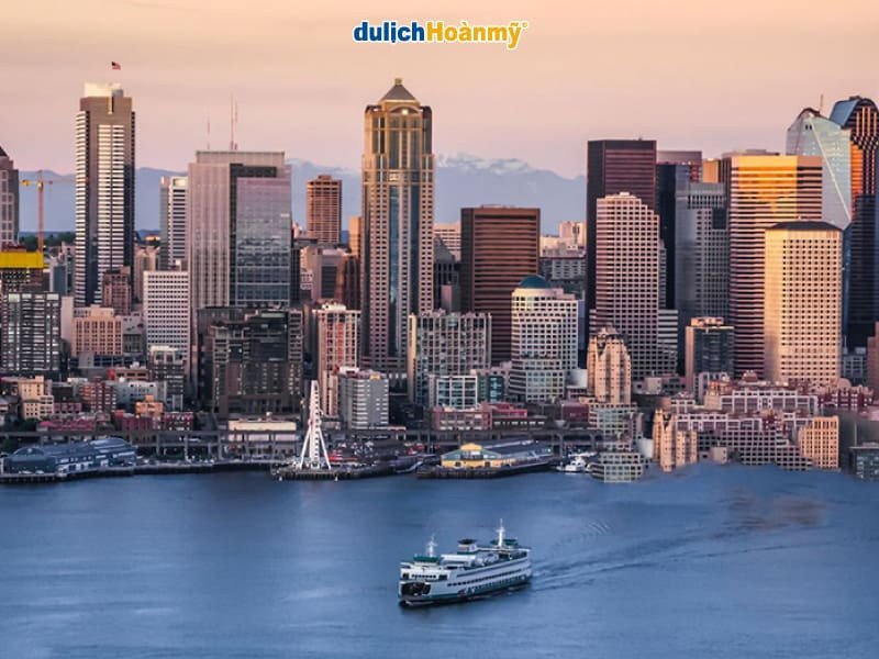 Cảng Seattle với tàu du lịch và các tòa nhà cao tầng, thể hiện sự kết hợp giữa du lịch và thương mại, làm tăng cường giao lưu kinh tế cho khu vực.