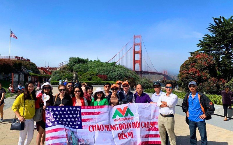 Cầu Cổng Vàng ở San Francisco nổi bật giữa khung cảnh thành phố và đại dương, thu hút khách du lịch nước Mỹ