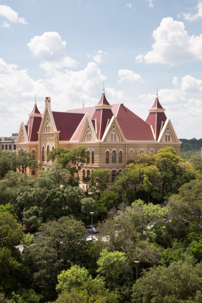 Cơ sở vật chất hiện đại của Đại học Bang Texas (Texas State University/TXST), một điểm sáng trong hệ thống giáo dục của tiểu bang **rộng lớn về mặt địa lý**