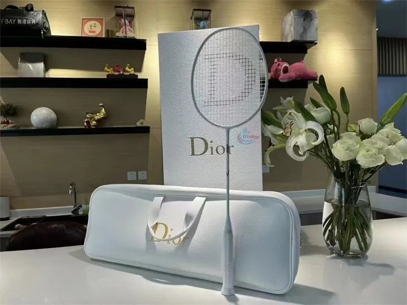Combo vợt cầu lông Dior đắt tiền và giá trị thực tế của việc biết 499$ là bao nhiêu tiền Việt Nam