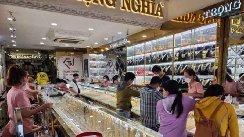 Cửa hàng trang sức với các mặt hàng vàng bạc đá quý, thường có dịch vụ đổi tiền Trung Quốc sang tiền Việt Nam, giải đáp thắc mắc 20 tệ là bao nhiêu tiền Việt Nam