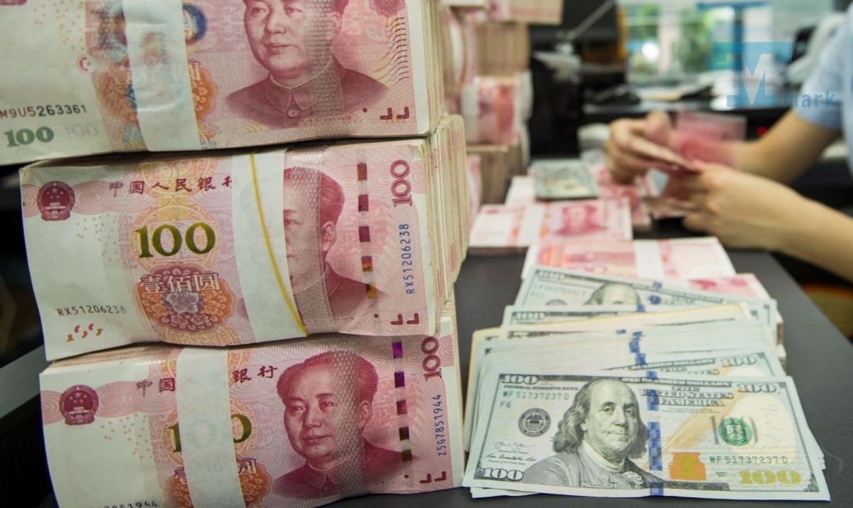 Điện thoại hiển thị ứng dụng chuyển đổi tiền tệ