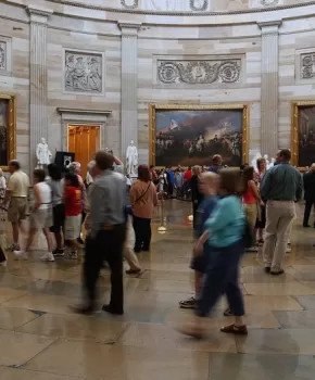 Đoàn du khách đang tham quan bên trong Điện Capitol Hoa Kỳ, khu vực mái vòm Rotunda lộng lẫy.