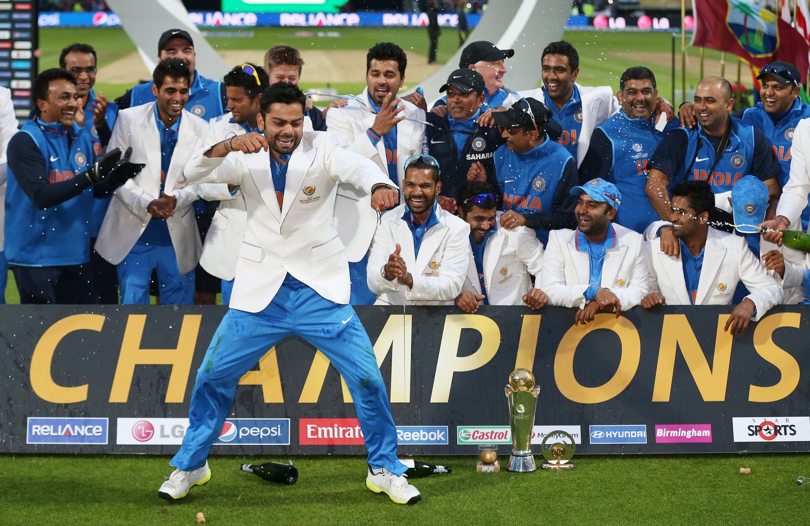 Đội cricket Ấn Độ ăn mừng chiến thắng với cúp vô địch, minh họa thành công và những cột mốc quan trọng được ghi nhận trong các bảng điểm trận đấu