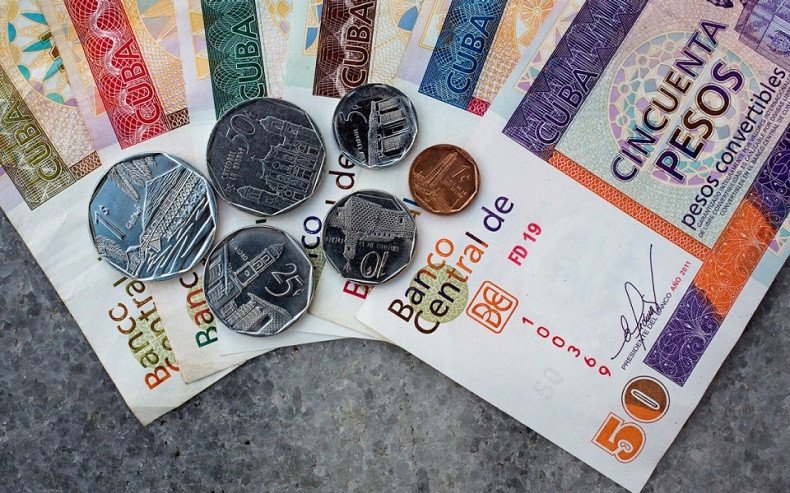 Du khách đang đổi tiền tại quầy giao dịch ở Cuba