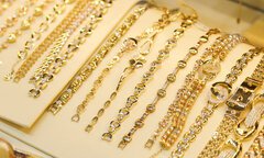 Giá vàng hôm nay cho thấy đồng USD suy yếu, tác động đến tỷ giá 5 đô la Mỹ