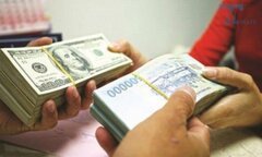 giao dịch chuyển đổi tiền đô la Mỹ sang tiền Việt Nam, minh họa quá trình tìm hiểu 1 tỷ đô là bao nhiêu tiền Việt Nam