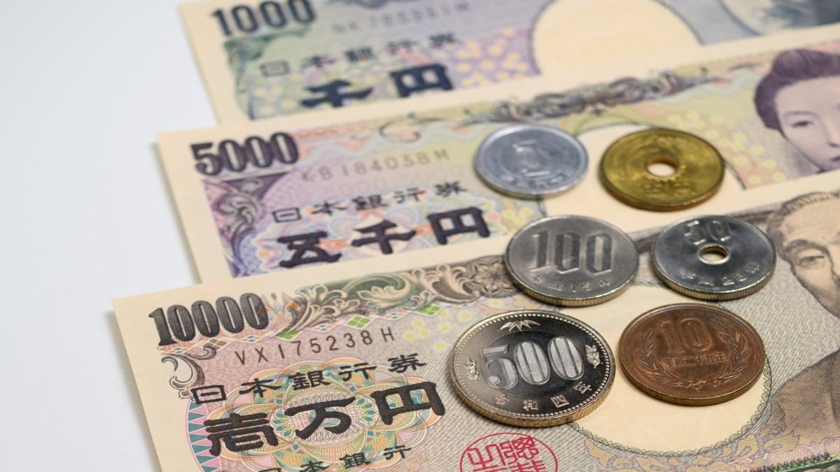 Giao dịch đổi tiền Yên sang tiền Việt tại quầy ngân hàng, cách đổi JPY an toàn.