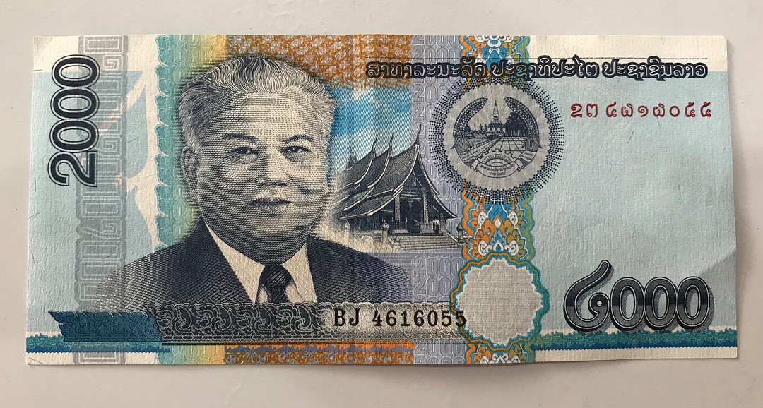 Hình ảnh một quầy đổi tiền tệ tại Lào, thường thấy ở sân bay hoặc trung tâm thành phố