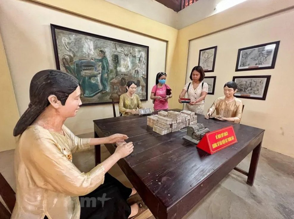 Hình ảnh tái hiện hoạt động làm việc về đêm tại nhà máy in tiền Chi Nê