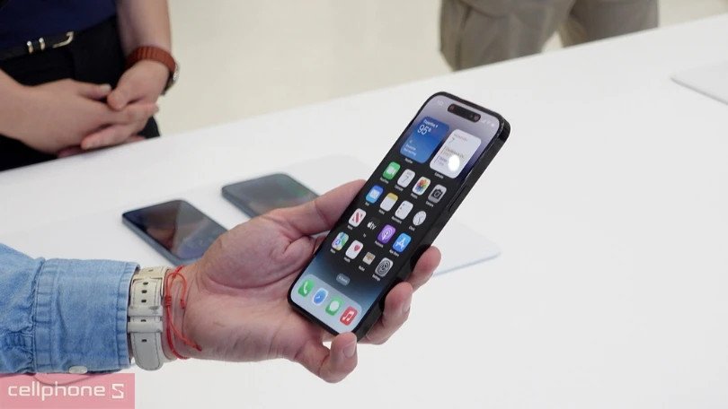 iPhone 14 giá bao nhiêu tiền Việt Nam, ảnh minh họa thời lượng pin và sạc