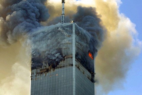 Khói bốc lên từ Tháp Bắc WTC sau vụ tấn công khủng bố 11 tháng 9 năm 2001