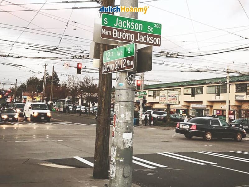 Khu Little Saigon sôi động tại Seattle với các cửa hàng và bảng hiệu tiếng Việt, minh họa sự đa dạng văn hóa và vai trò của cộng đồng nhập cư trong thúc đẩy giao lưu kinh tế.