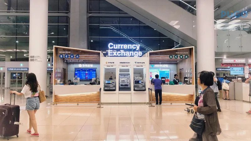 Khu vực đổi tiền tại sân bay quốc tế, cung cấp dịch vụ đổi tiền tệ khi bạn cần biết 20 tệ là bao nhiêu tiền Việt Nam