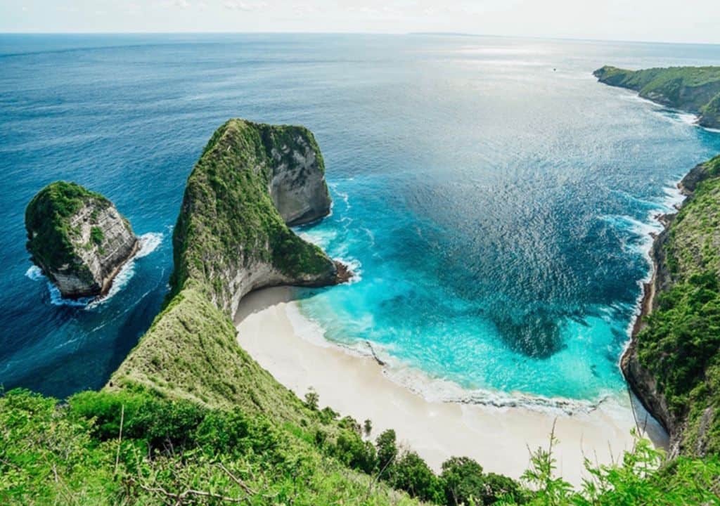 Khung cảnh bãi biển nhiệt đới tuyệt đẹp tại Bali, hòn đảo nổi tiếng của Indonesia.