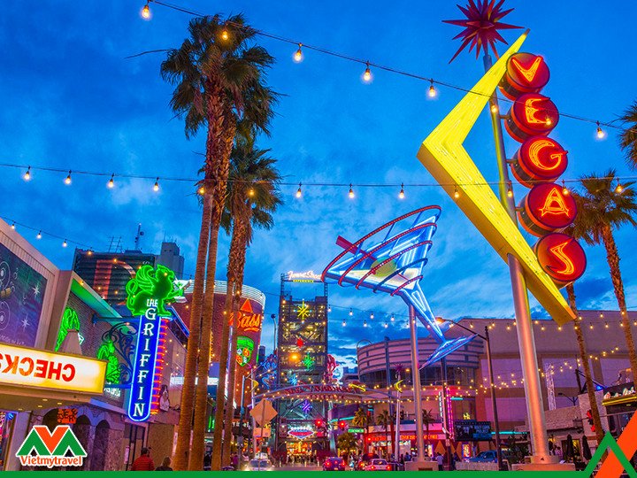 Las Vegas Strip về đêm rực rỡ ánh đèn, trung tâm giải trí hàng đầu khi du lịch nước Mỹ