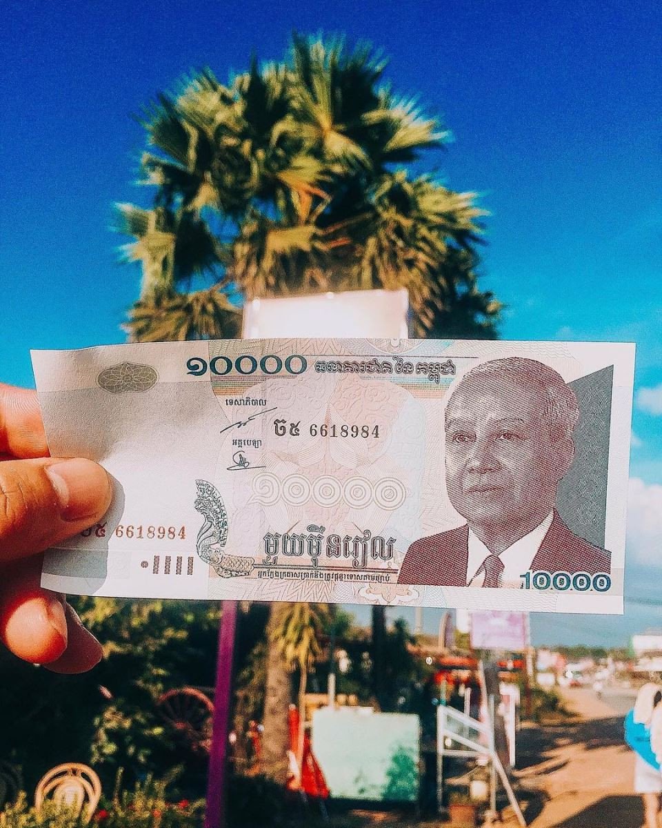 Mặt trước của tờ tiền 10000 Riel Campuchia, biểu tượng văn hóa Khmer, liên quan đến giá trị 10000 Riel Campuchia đổi sang tiền Việt Nam