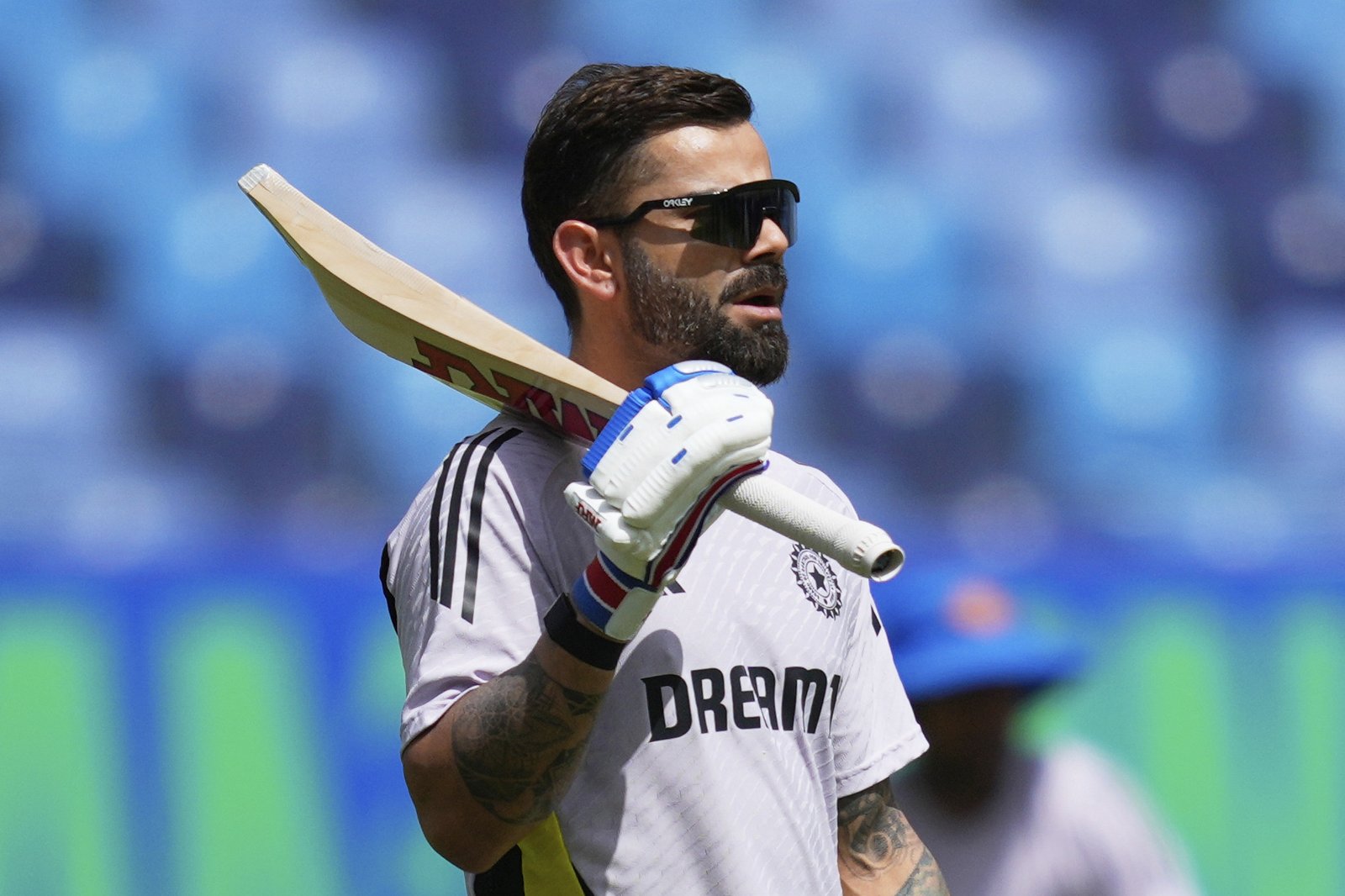 Một tay đập cricket tập trung cao độ, tượng trưng cho những màn trình diễn cá nhân xuất sắc thường thấy trong bảng điểm trận đấu cricket