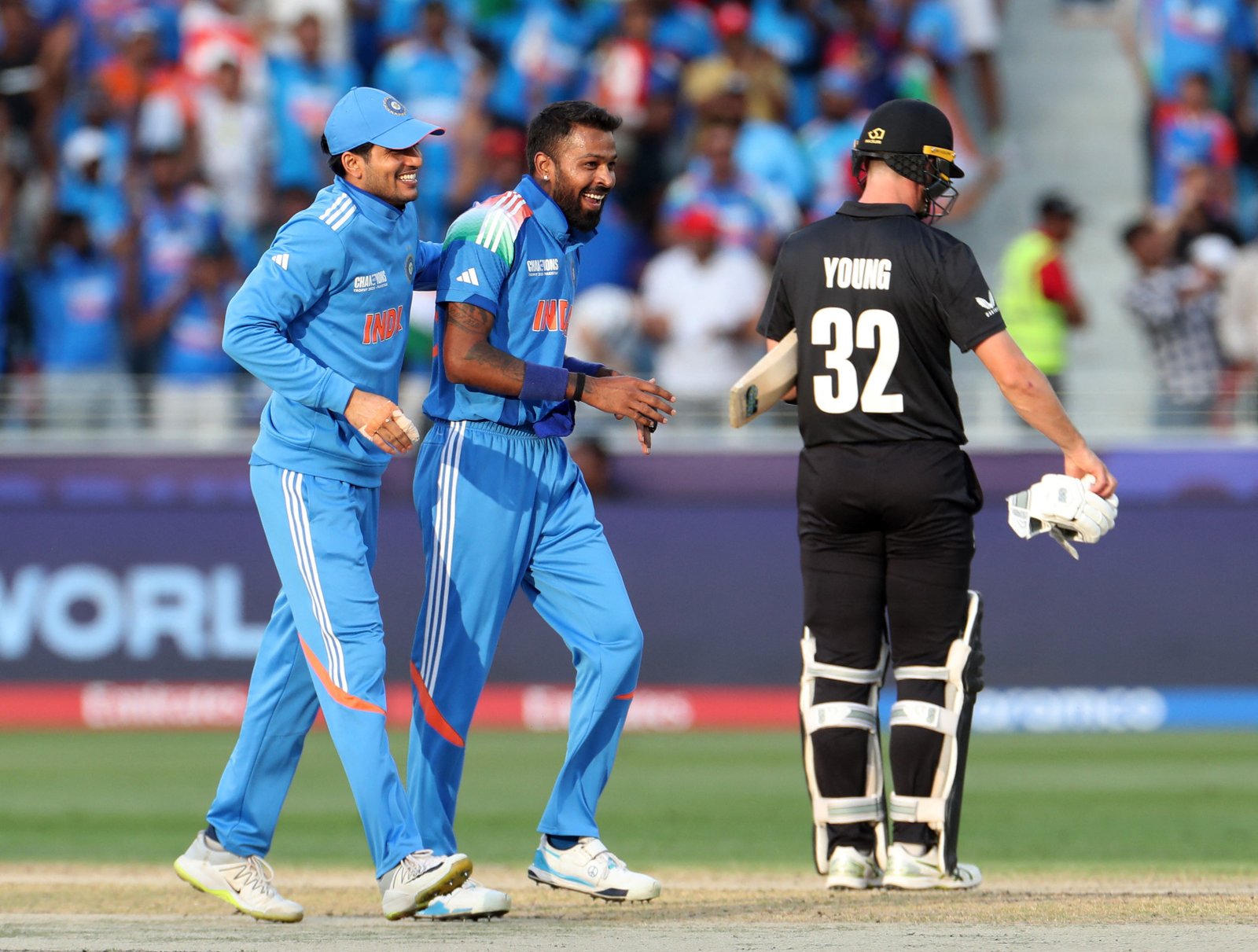 Một vận động viên cricket đang thực hiện cú đánh mạnh mẽ, minh họa tầm quan trọng của các pha ghi điểm trong bảng điểm trận đấu giữa New Zealand và Sri Lanka