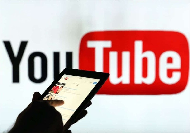 Một Youtuber đang quay video về cuộc sống thường ngày