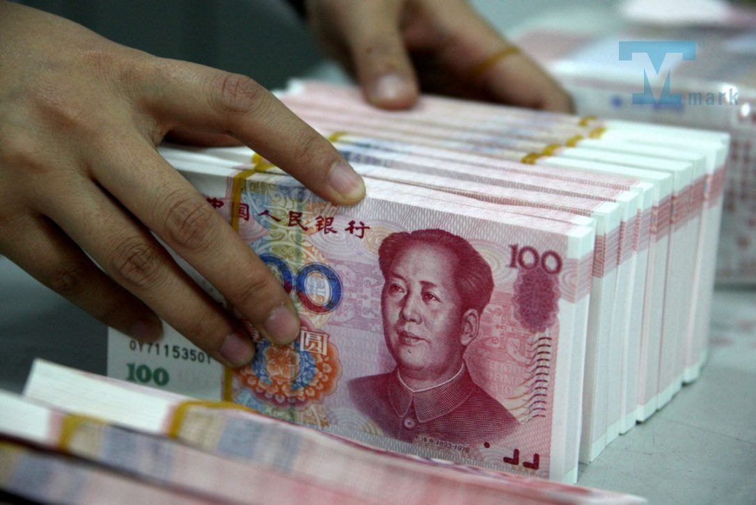 Người đang giao dịch tại quầy đổi tiền, thể hiện quy trình đổi tiền Nhân dân tệ an toàn