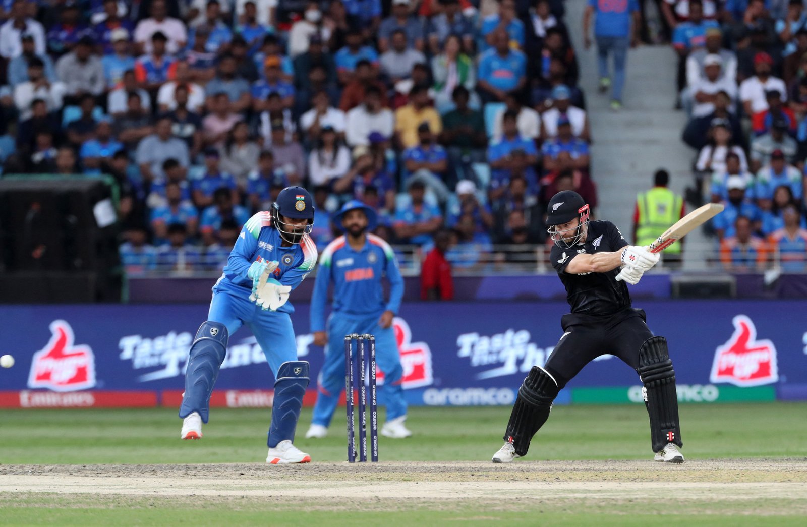Sân vận động cricket Dubai dưới ánh nắng mặt trời, tượng trưng cho những điều kiện thời tiết lý tưởng ảnh hưởng đến bảng điểm trận đấu
