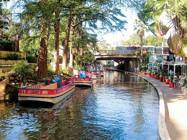 Sông Riverwalk tại San Antonio, một điểm du lịch nổi tiếng với vẻ đẹp lãng mạn và kiến trúc độc đáo của Texas