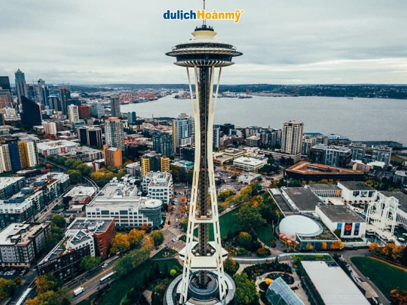 Thành phố Seattle nhìn từ trên cao với các tòa nhà hiện đại và cầu vượt, minh họa sự phát triển kinh tế và hạ tầng, nhấn mạnh vị trí chiến lược của Hoa Kỳ.