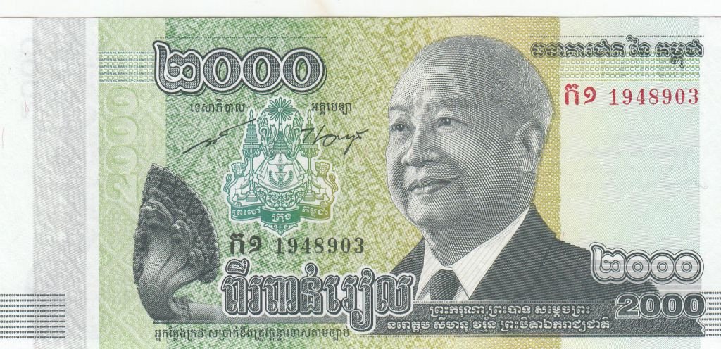 Tờ tiền 2000 Riel Campuchia màu xanh lá, thể hiện giá trị nhỏ hơn của đồng Riel