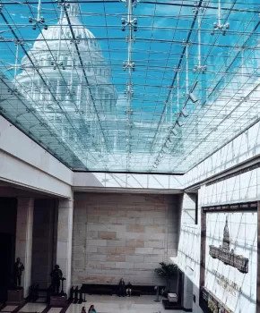 Toàn cảnh mái vòm biểu tượng của Điện Capitol Hoa Kỳ nhìn từ Trung tâm Du khách.
