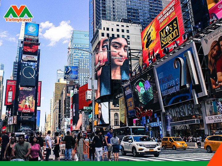 Toàn cảnh New York về đêm với ánh đèn rực rỡ, biểu tượng của sự năng động khi du lịch nước Mỹ