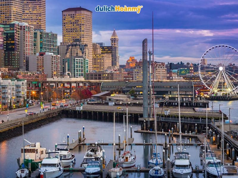 Trung tâm công nghệ tại Seattle với kiến trúc hiện đại, biểu tượng của sự đổi mới và thu hút đầu tư, góp phần vào vị trí dẫn đầu của Hoa Kỳ trong kinh tế toàn cầu.