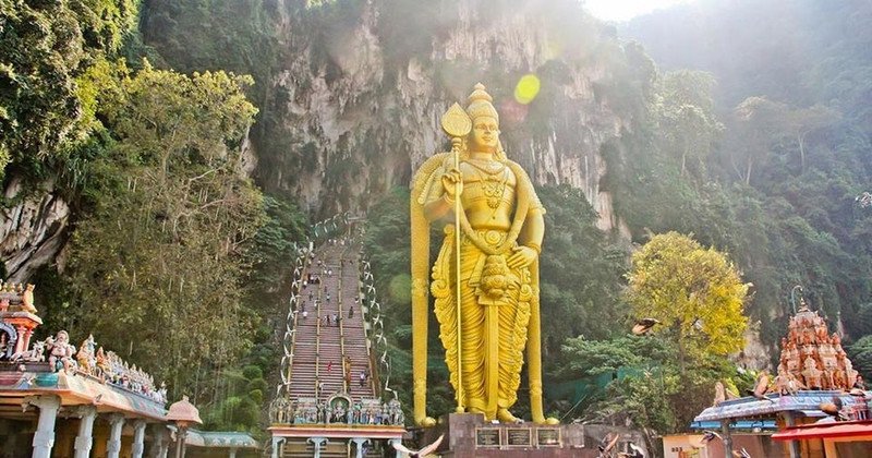 Tượng thần Murugan khổng lồ tại Động Batu
