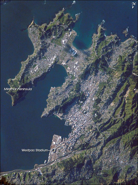 Wellington, thủ đô New Zealand, nhìn từ không gian với các rặng đồi xanh và khu đô thị tập trung.