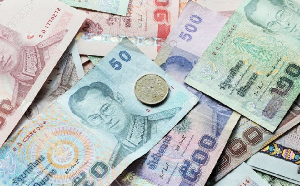 Các mệnh giá tiền Baht Thái Lan đa dạng, bao gồm tiền xu và tiền giấy.