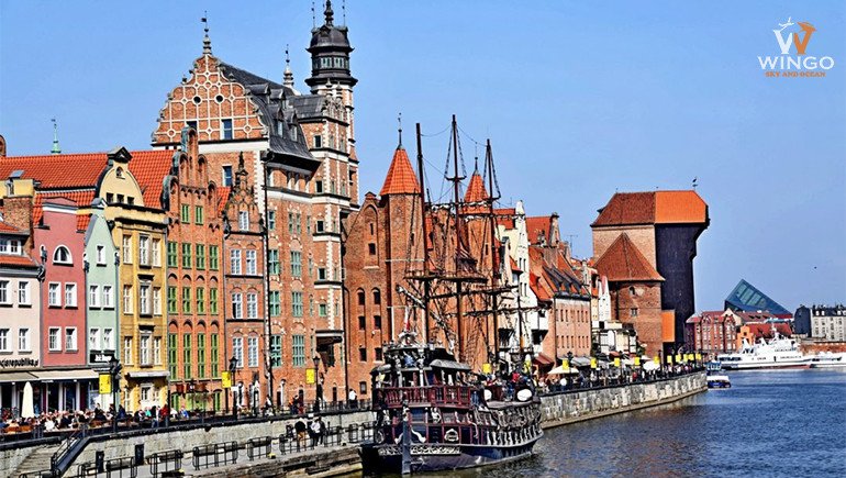 Con đường cổ kính trong thị trấn Gdansk, Ba Lan