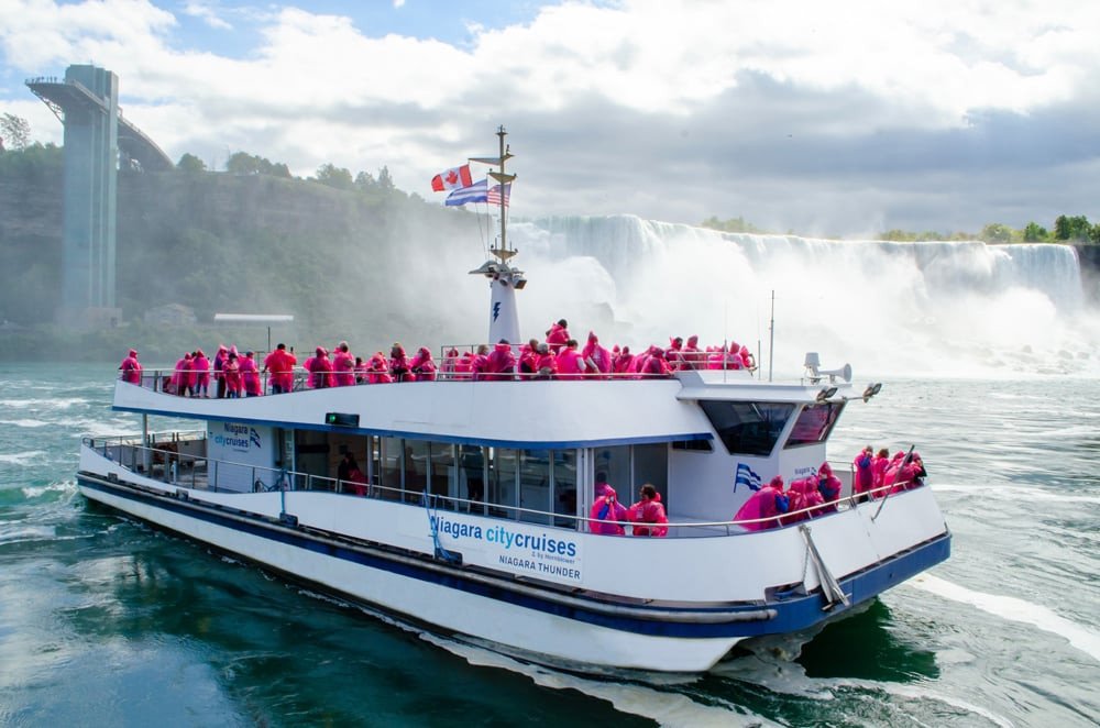 Du thuyền hiện đại của Niagara City Cruises sẵn sàng đưa du khách trải nghiệm kỳ quan Thác Niagara, kết nối trải nghiệm Canada đấu với Hoa Kỳ.