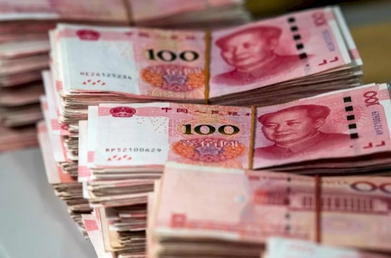 Một tập tiền giấy mệnh giá 100 Nhân dân tệ (CNY), đây là mệnh giá cao nhất đang lưu hành, thể hiện sự phổ biến trong giao dịch tiền tệ Trung Quốc.