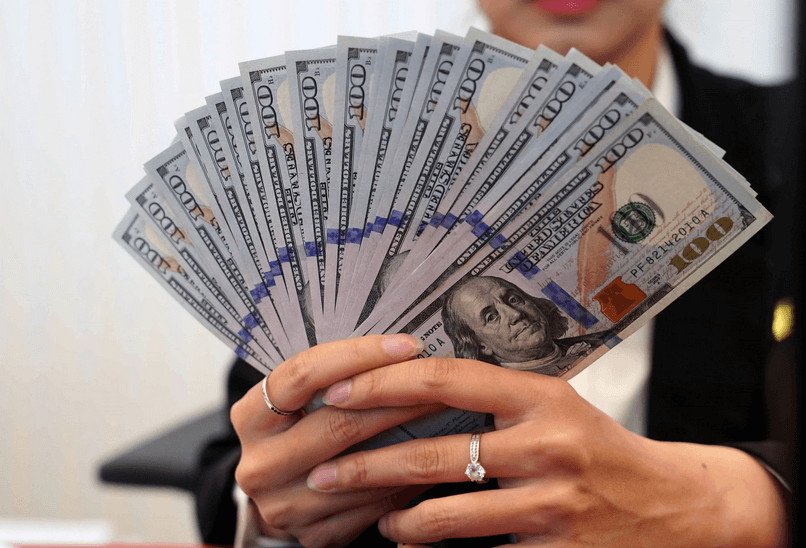 Người đàn ông đang thực hiện giao dịch chuyển tiền quốc tế qua điện thoại.